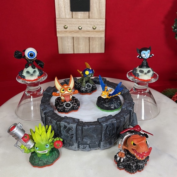 SKYLANDERS ACTION FIGURES W/PORTAL OF POWER BUNDLE - Picture 4 of 15
